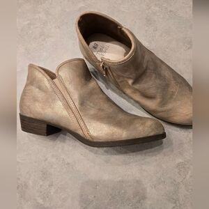 Women's Tan/Gold Ankle Boots With zippee. Size 8 W
